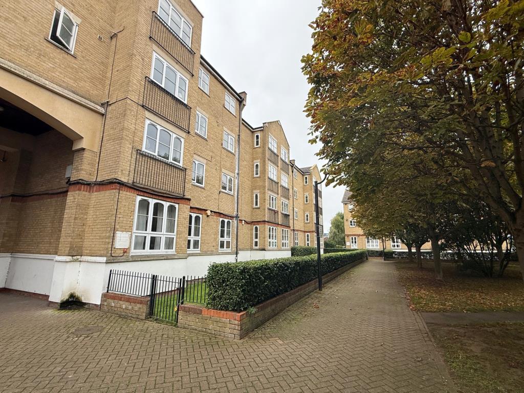 Lot: 179 - TWO-BEDROOM FLAT IN NEED OF IMPROVEMENT - Rear view of the block